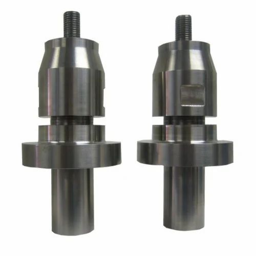 Ultrasonic booster for amplitude gain